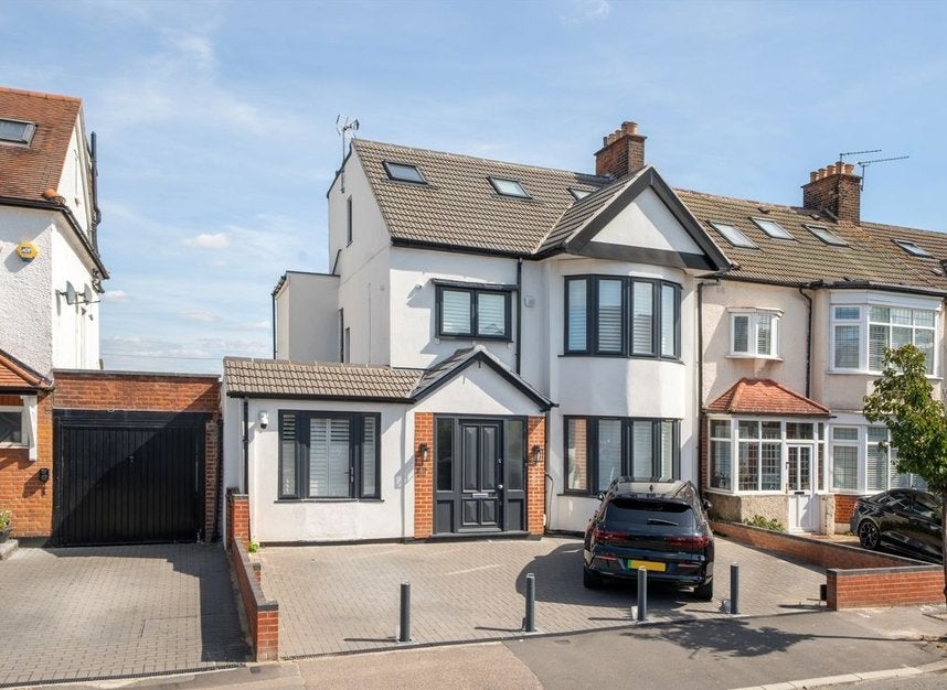 House Warren Road in Greater London