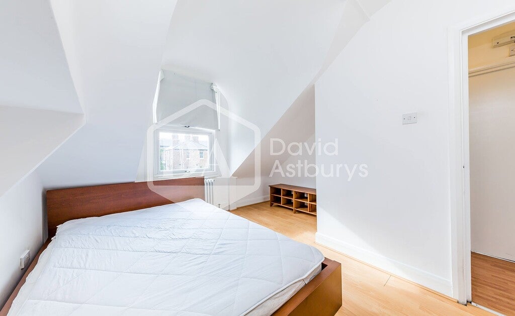 House Henfield Close in Greater London