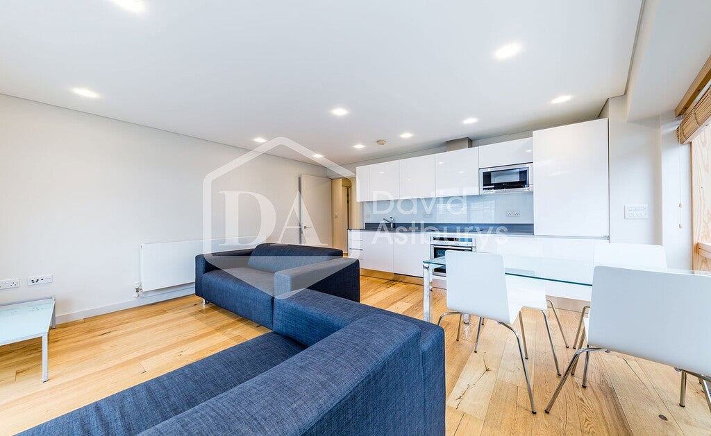 House Henfield Close in Greater London