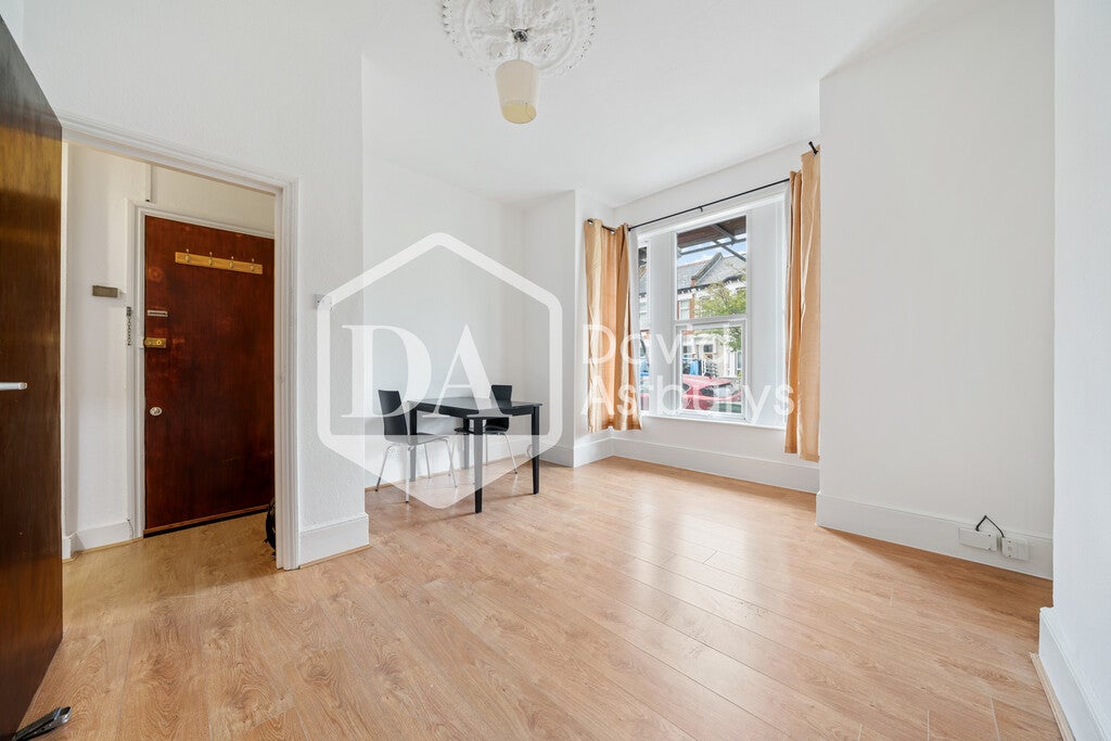 House Henfield Close in Greater London