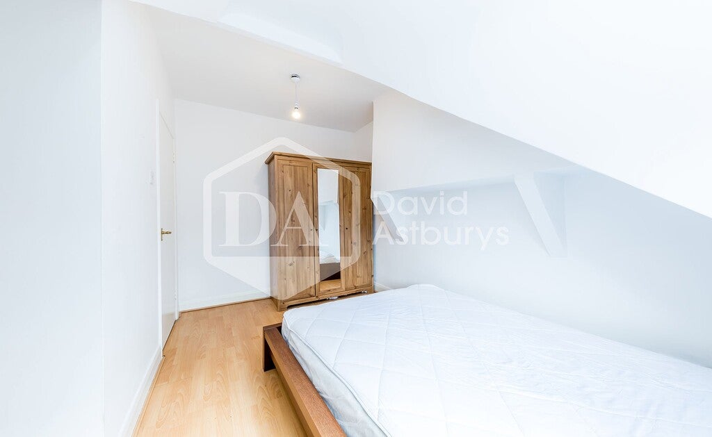 House Henfield Close in Greater London