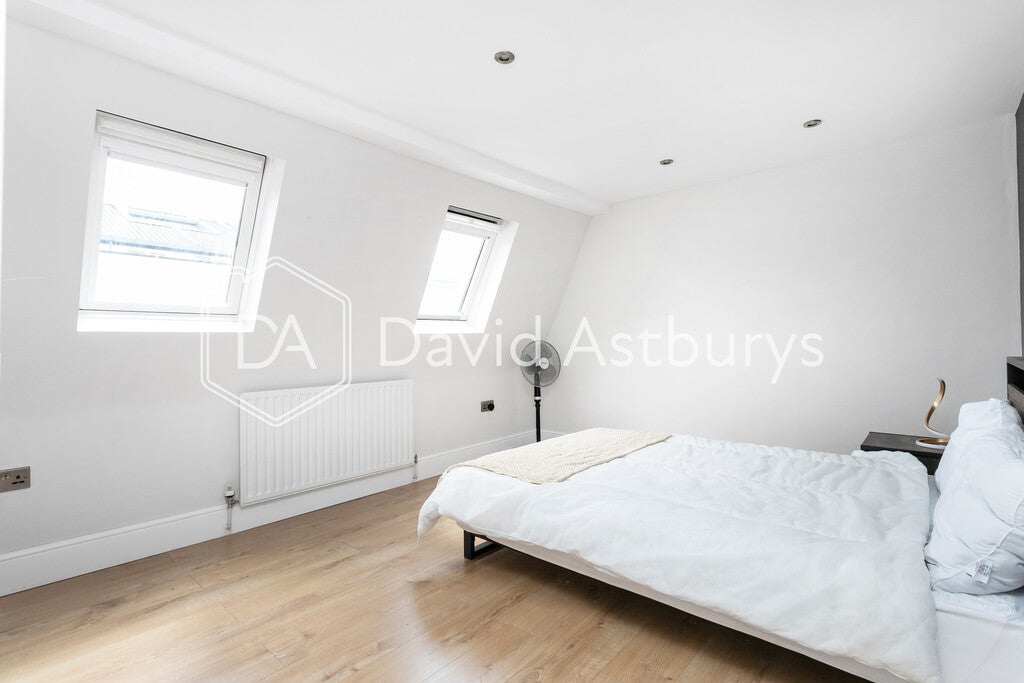 House Henfield Close in Greater London