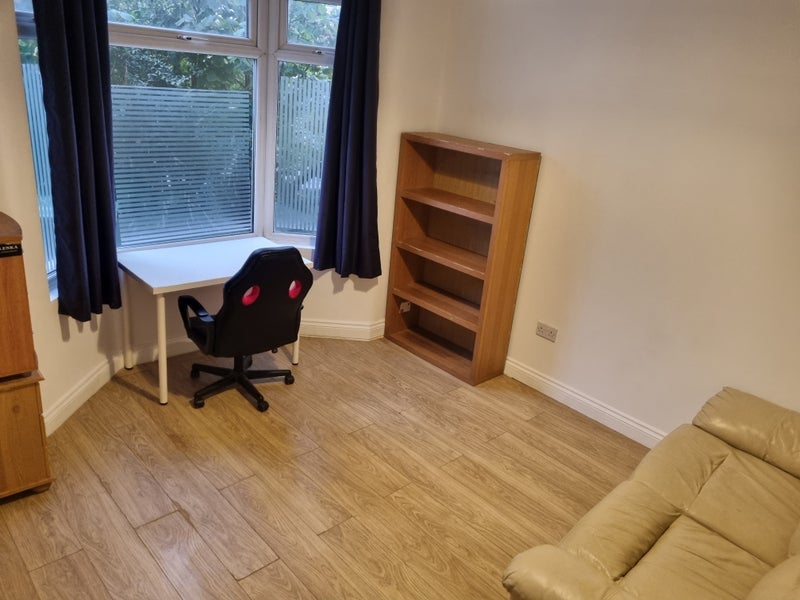 Room Grange Road in Greater London