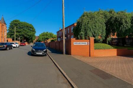 Flat Auckland Road in Doncaster