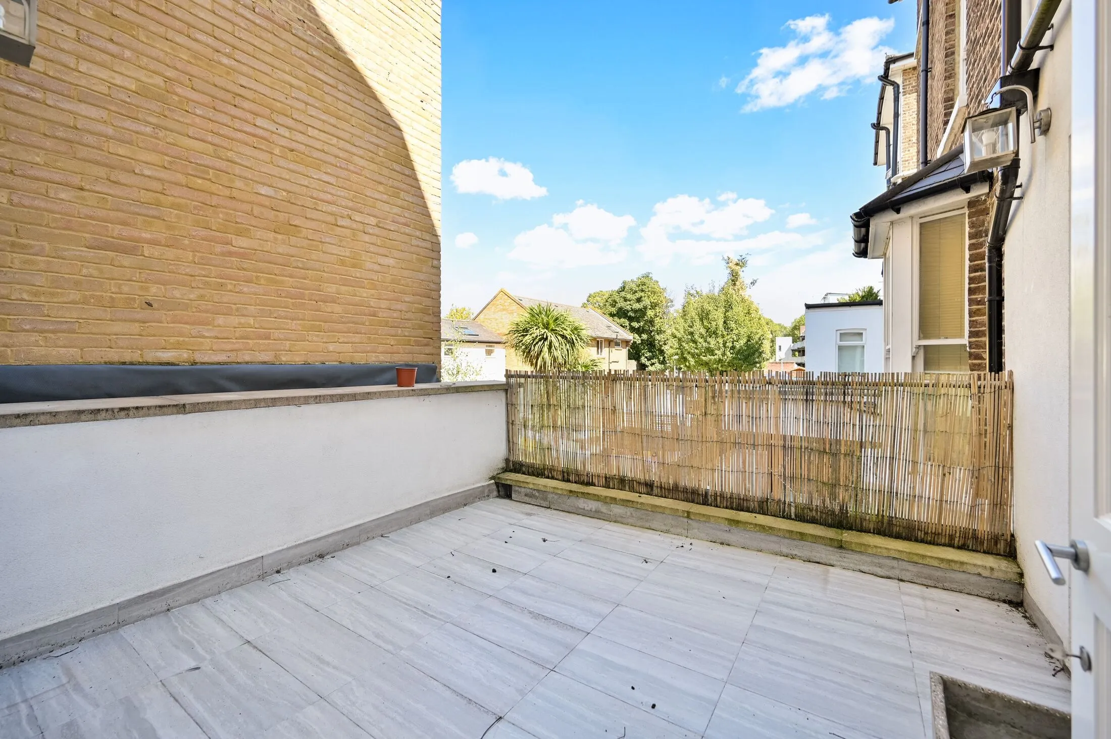 Flat Kingston Road in Greater London