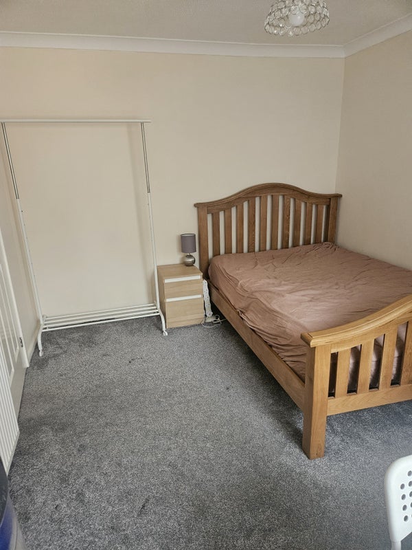 Room Lapwing Gardens in Bristol