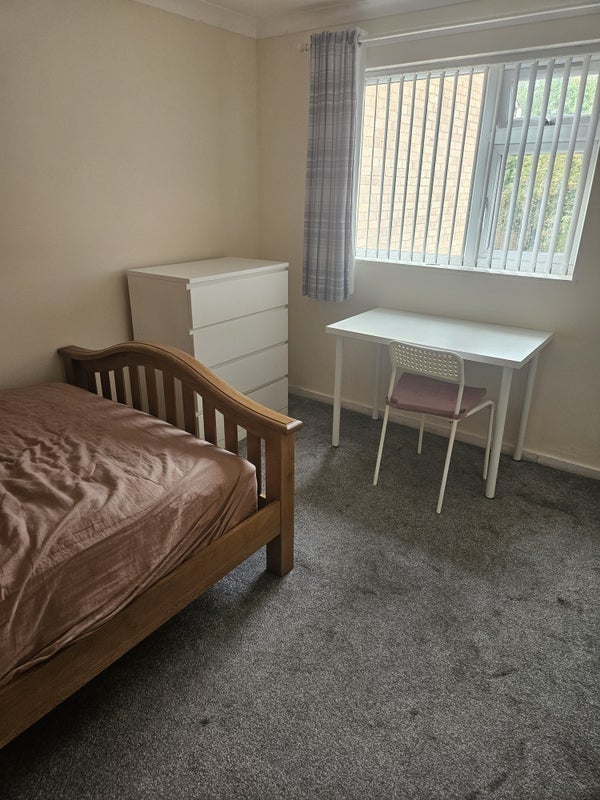 Room Lapwing Gardens in Bristol