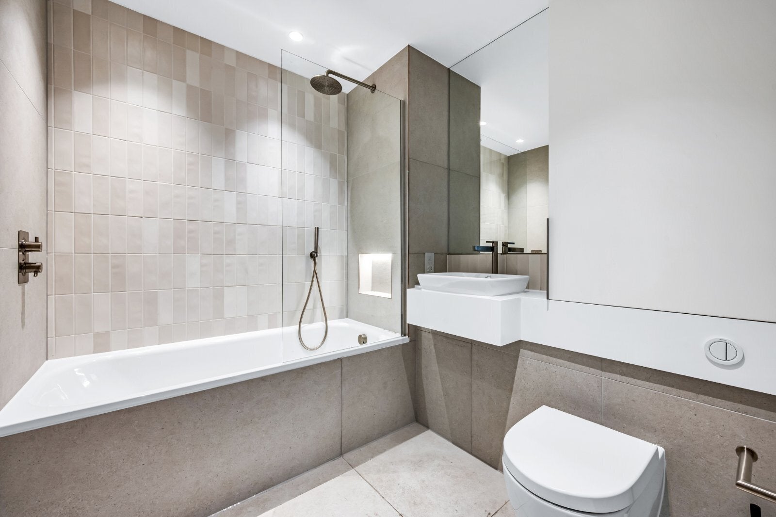 Flat Cromwell Avenue in Greater London