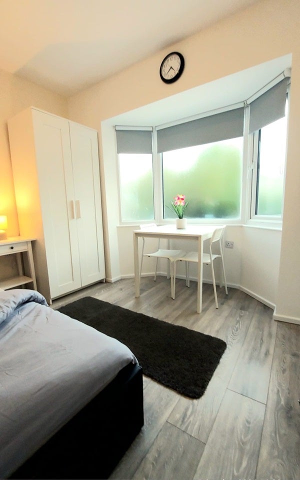 Room Watford Way in Greater London