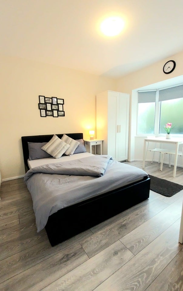 Room Watford Way in Greater London