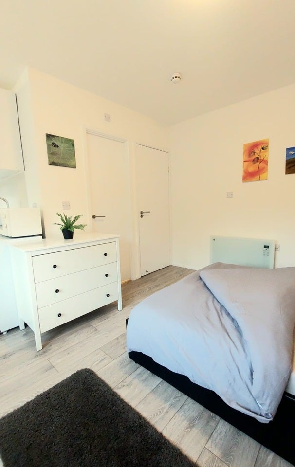 Room Watford Way in Greater London