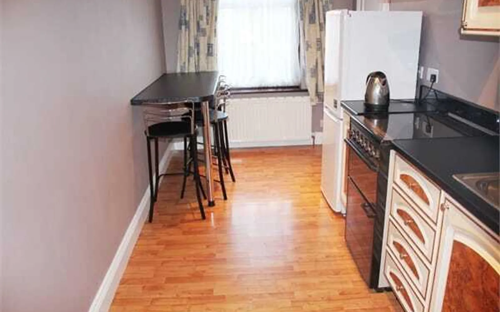 Flat Girton Avenue in Greater London