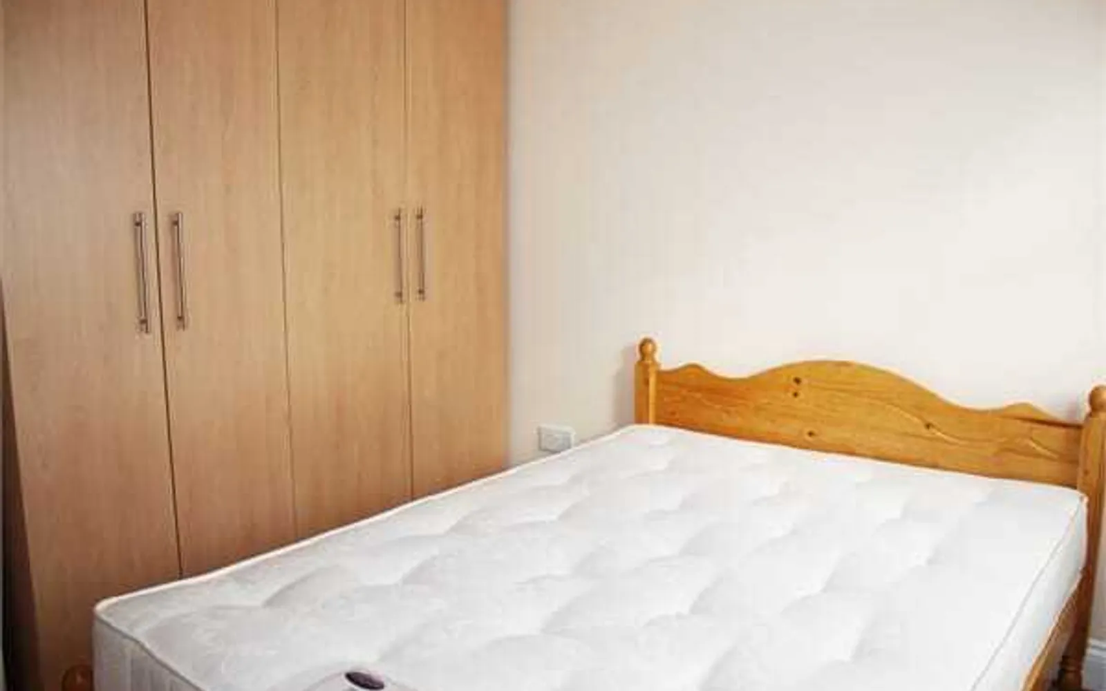 Flat Girton Avenue in Greater London