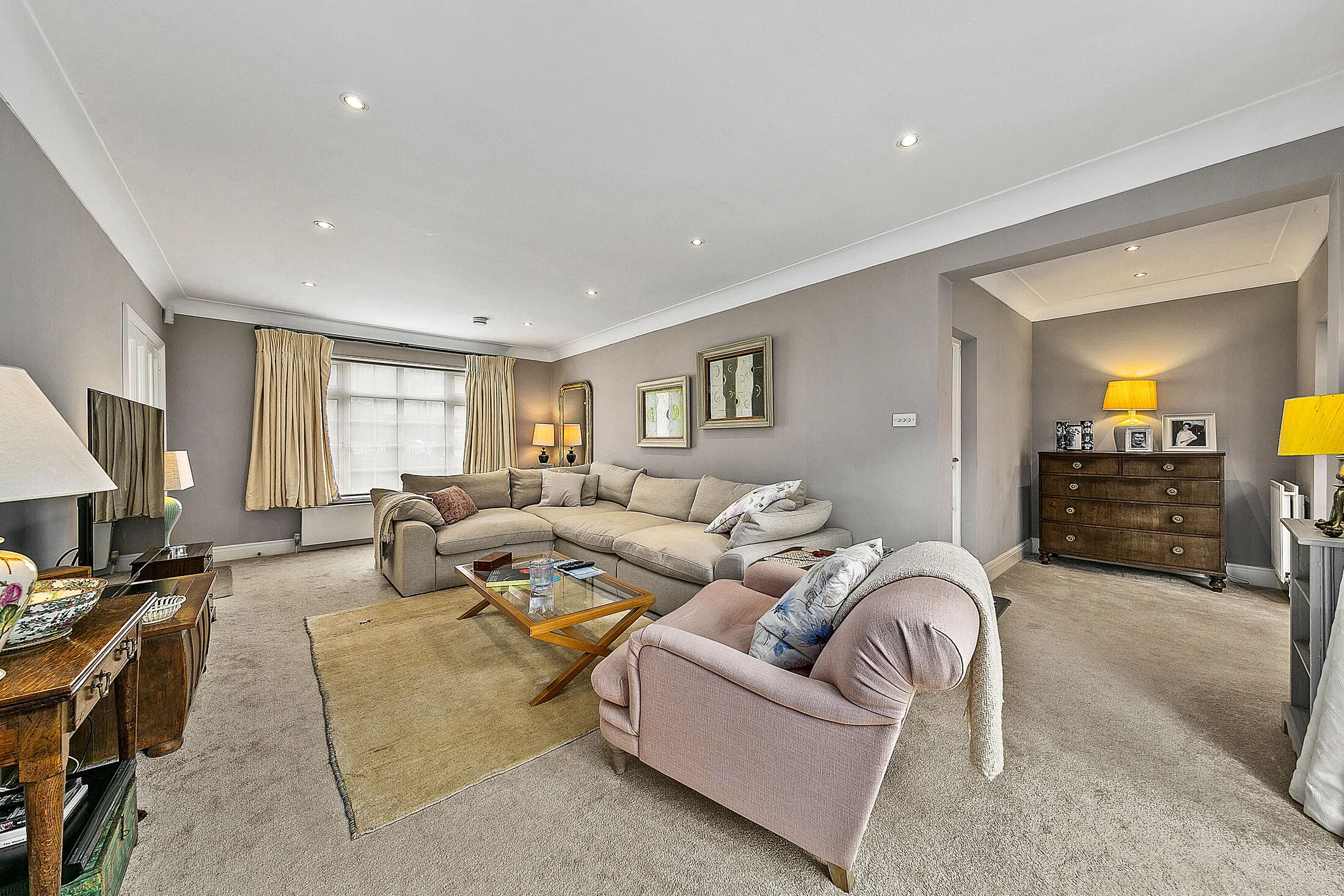 House Roedean Crescent in Greater London