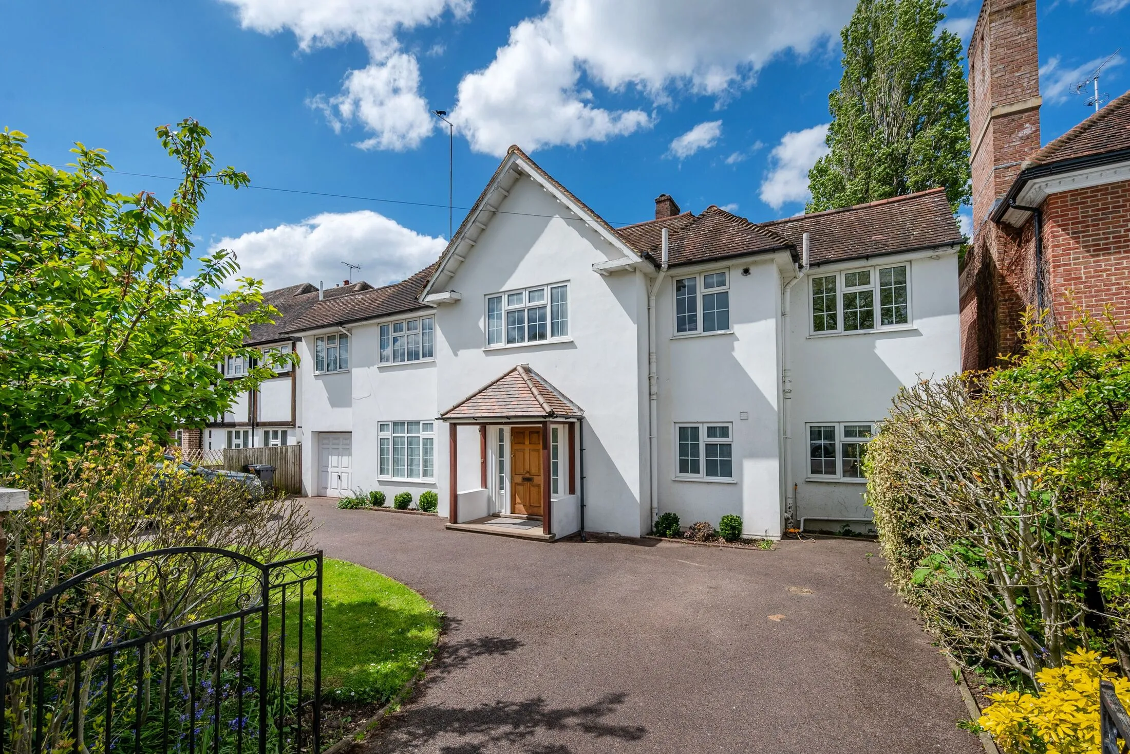 House Roedean Crescent in Greater London