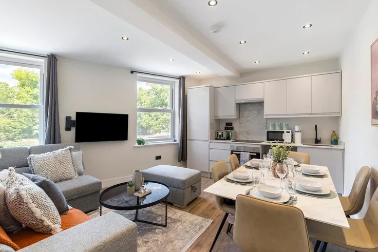 Flat Kew Road in Greater London
