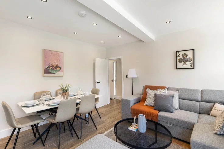 Flat Kew Road in Greater London