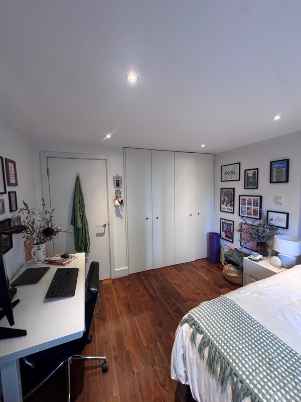 Room Hall Street in Greater London