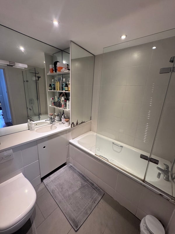 Room Hall Street in Greater London