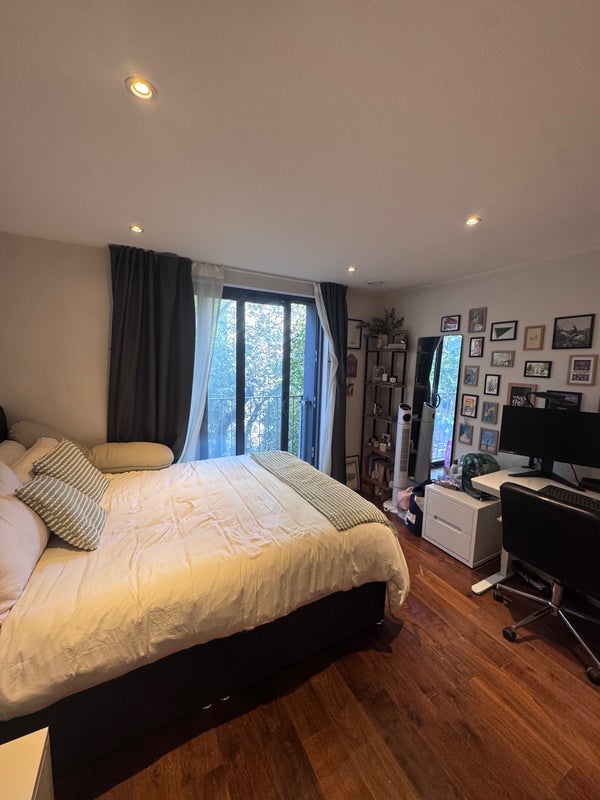 Room Hall Street in Greater London