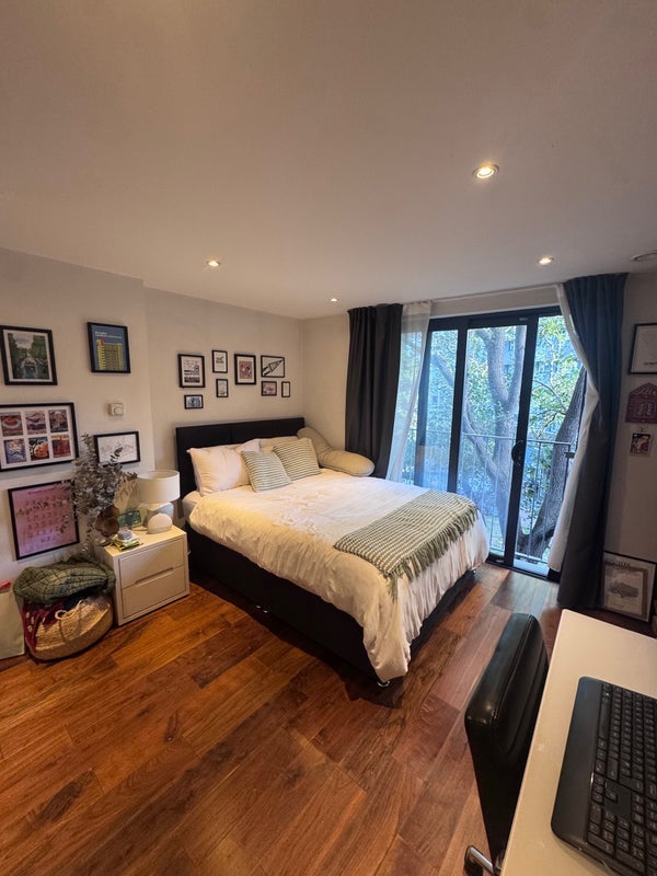 Room Hall Street in Greater London