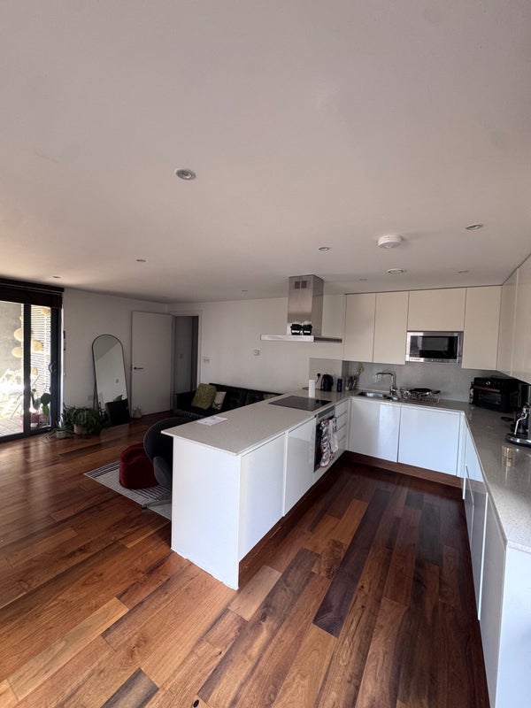 Room Hall Street in Greater London
