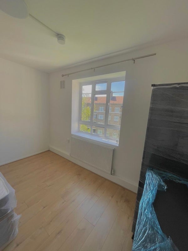 Room Australia Road in Greater London