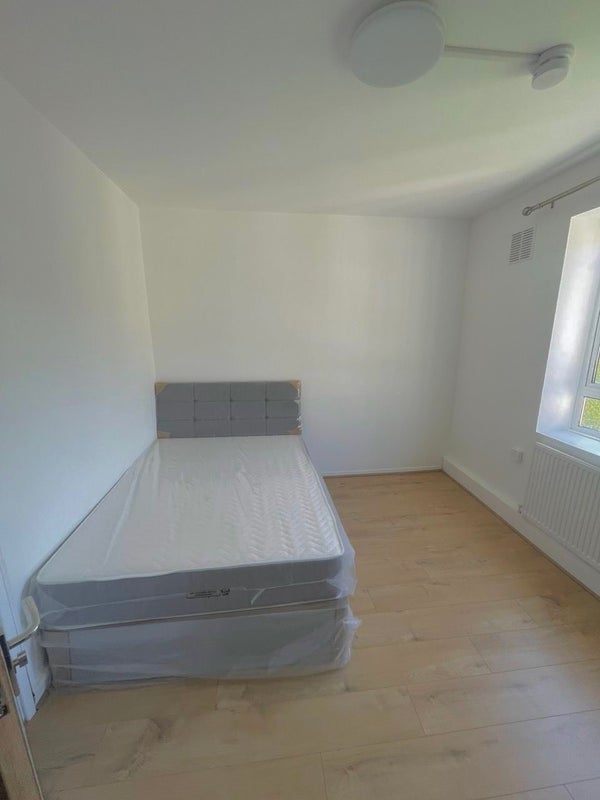 Room Australia Road in Greater London
