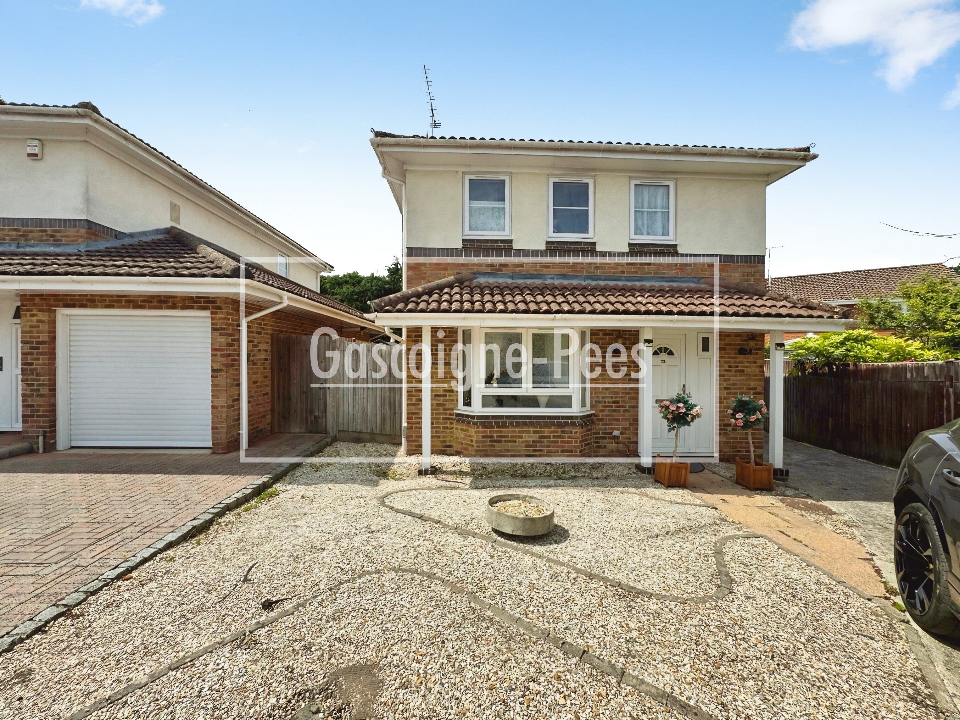 House Myrtle Close in Surrey Heath