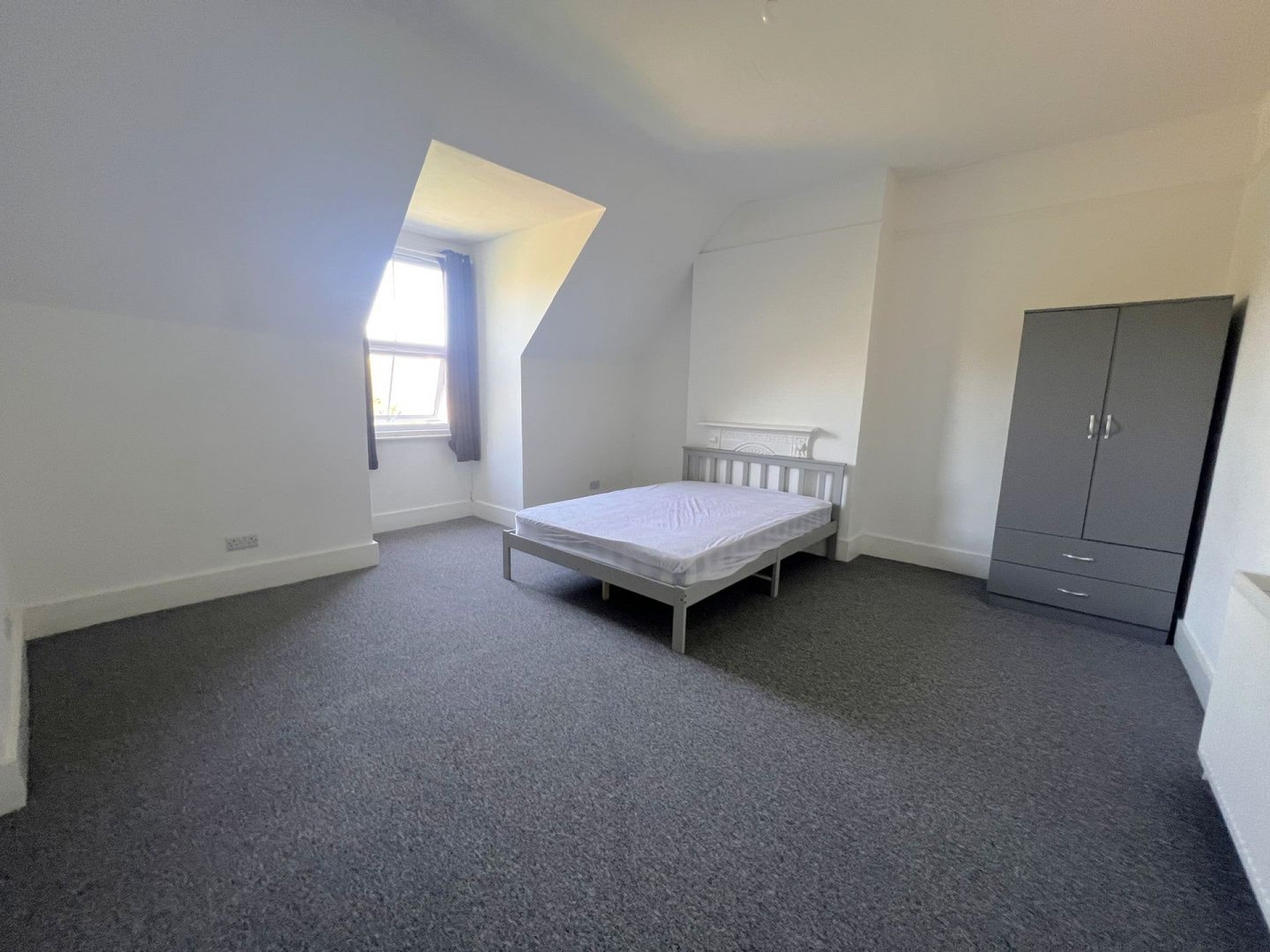 Flat Fairmount Road in Rother