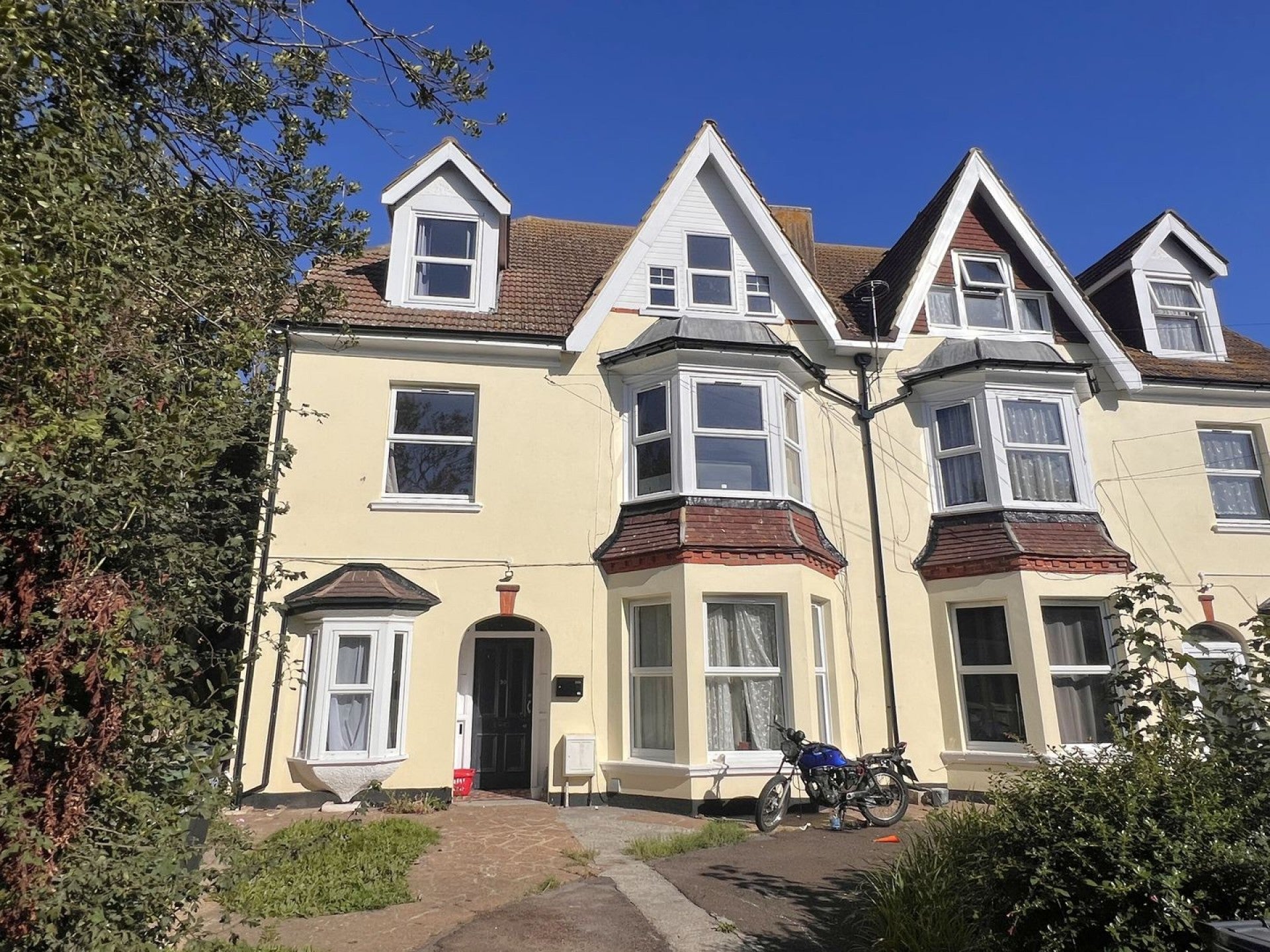 Flat Fairmount Road in Rother