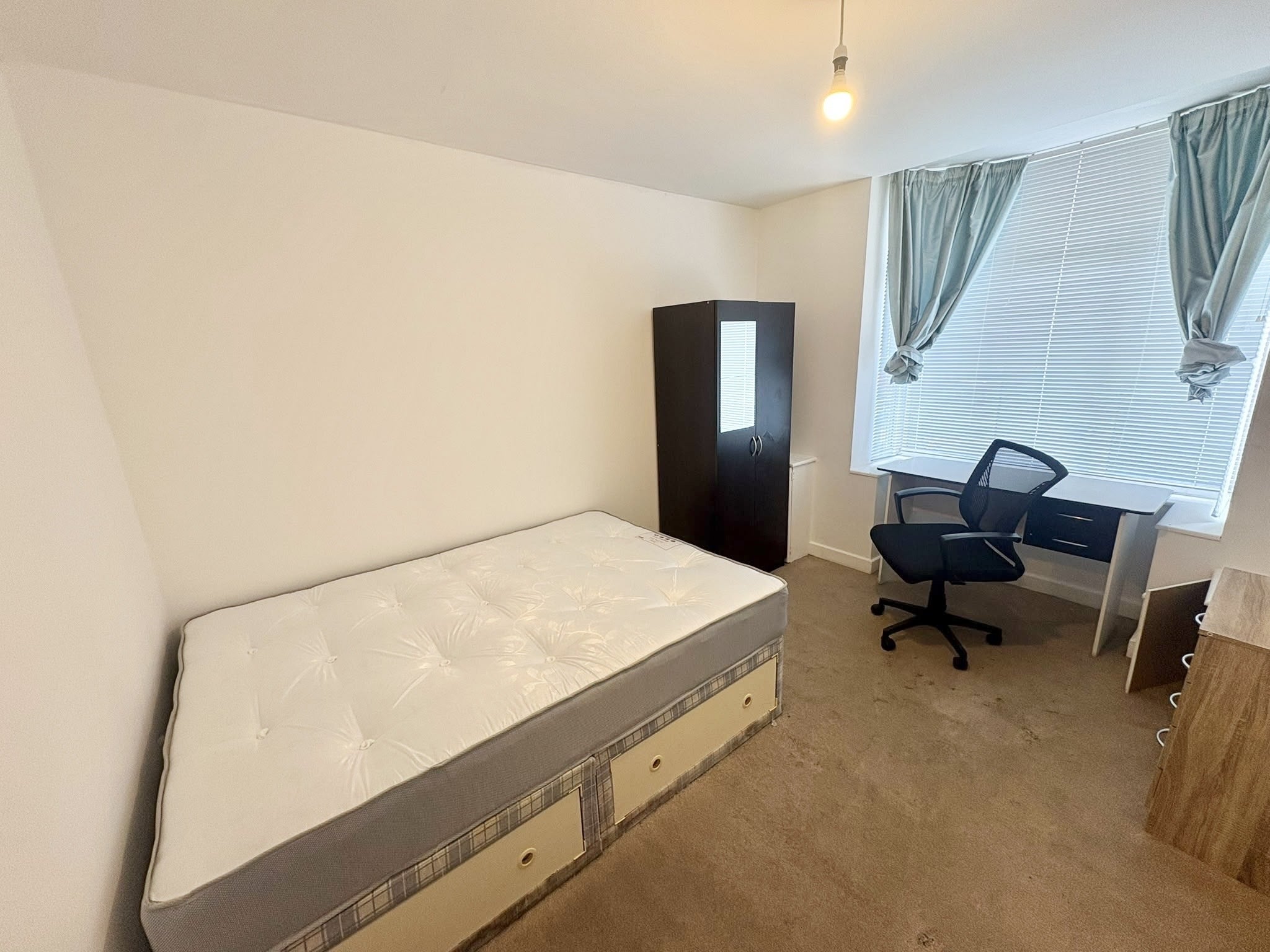 Room Heeley Road in Birmingham
