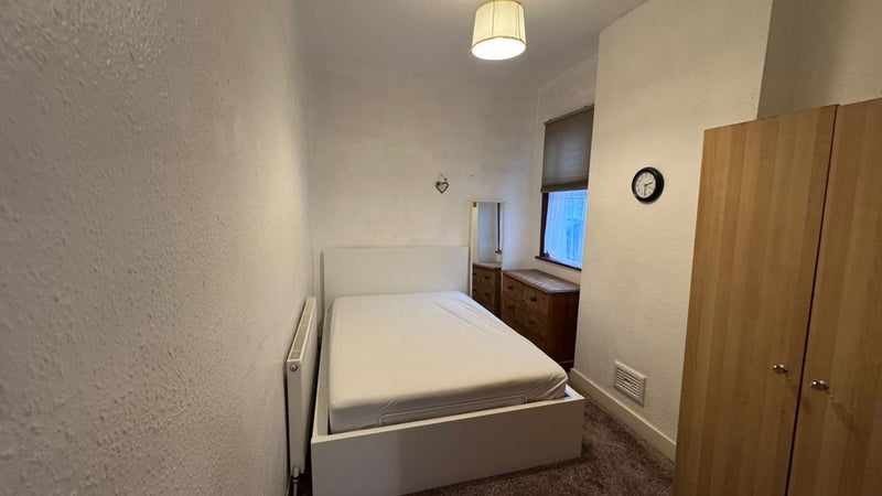 Room Kempton Road in Greater London