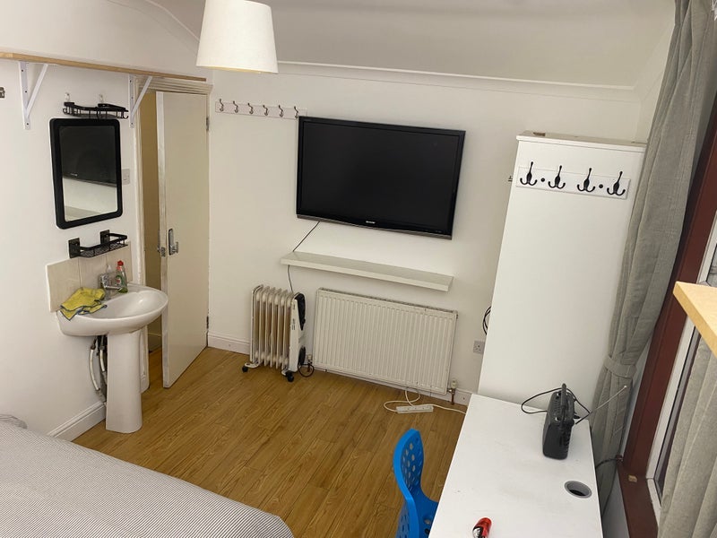 Room Kempton Road in Greater London