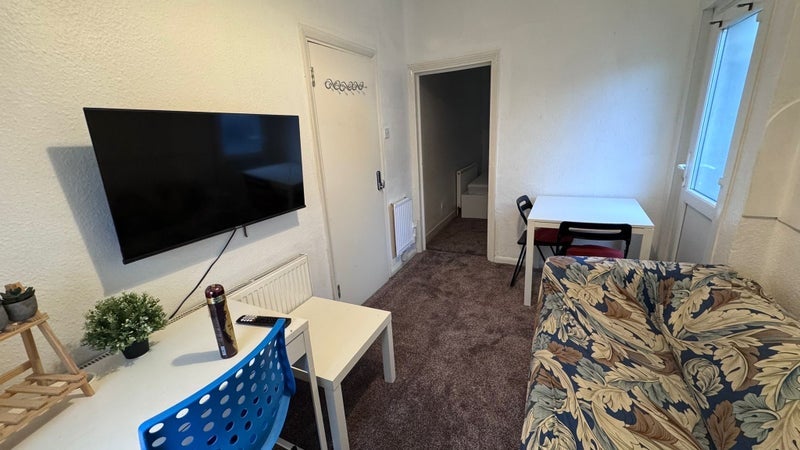 Room Kempton Road in Greater London