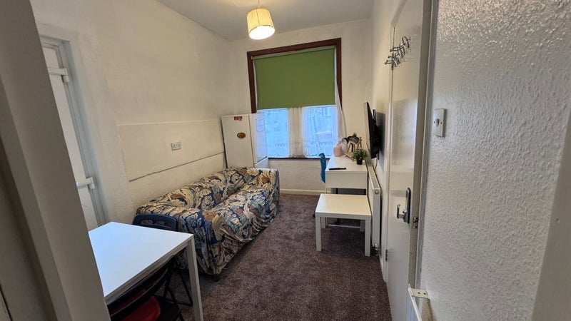 Room Kempton Road in Greater London