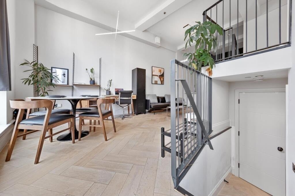 Flat Crabtree Lane in Greater London