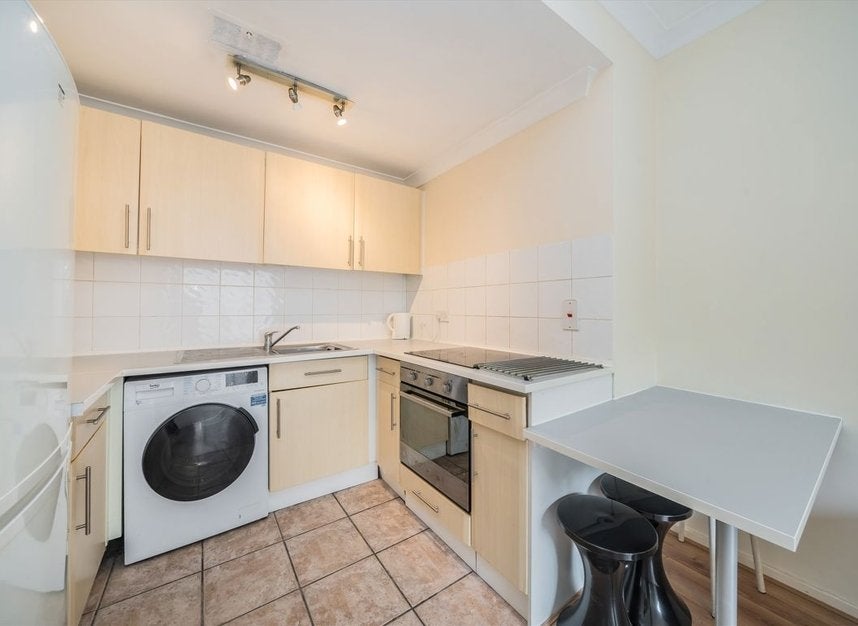 Flat Wakefield Mews in Greater London