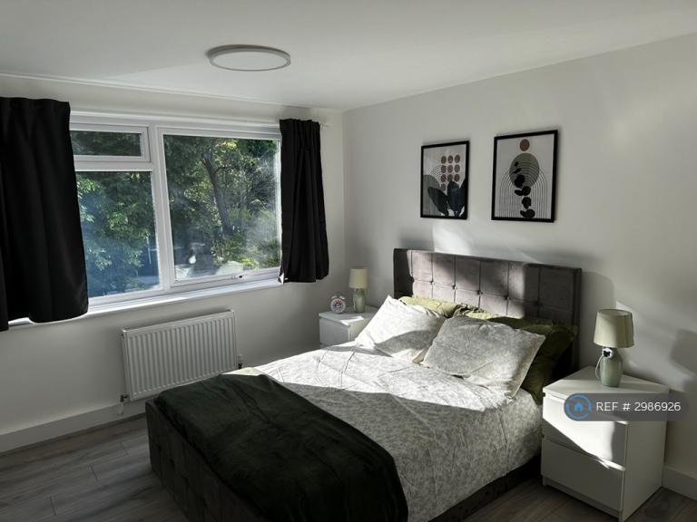 Flat Selhurst Road in Greater London