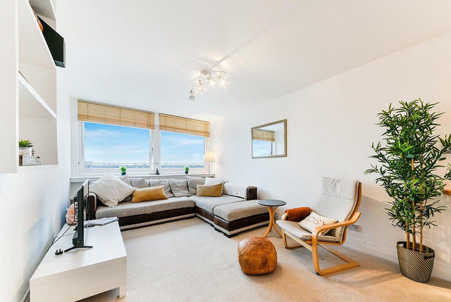 Flat Austin Road in Greater London