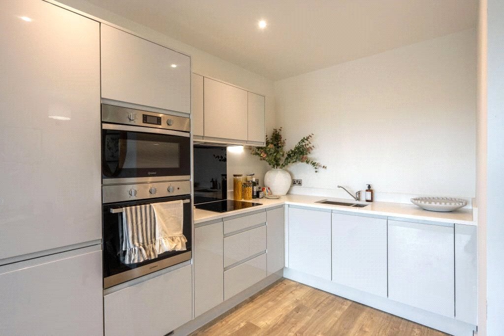 Flat Elmsleigh Road in Borough of Spelthorne
