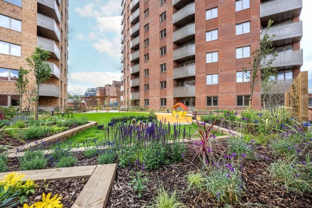 Flat Elmsleigh Road in Borough of Spelthorne