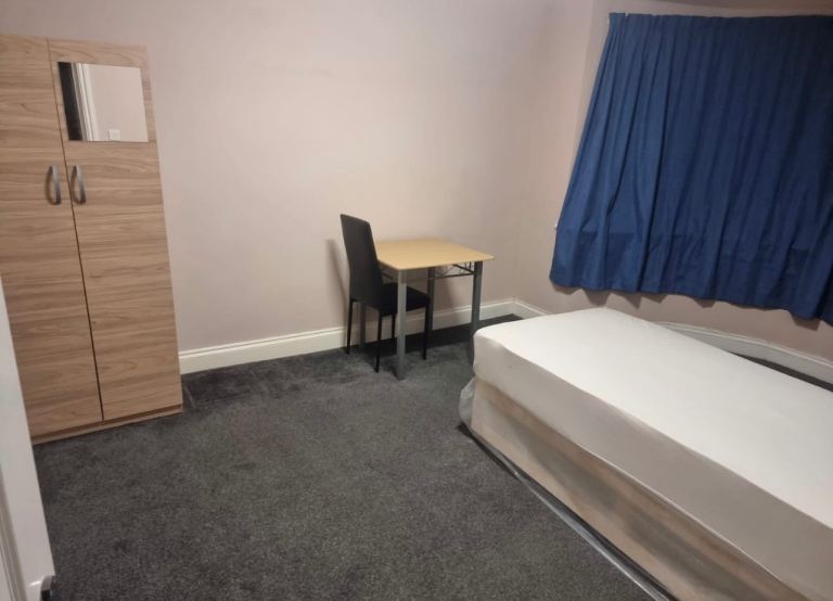 Room Elstree Gardens in Greater London