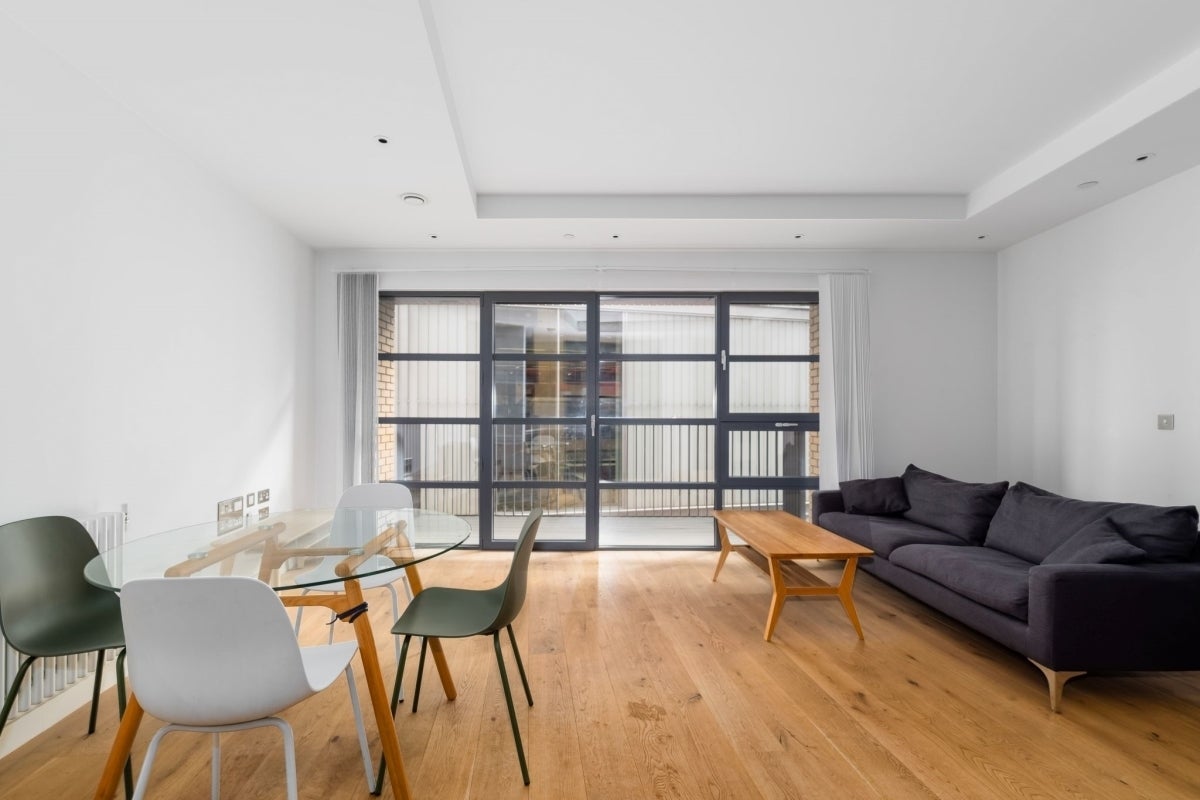 Flat Lyell Street in Greater London
