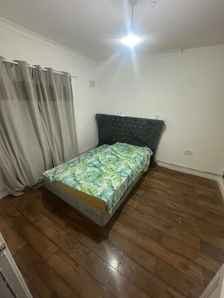 Room New North Road in Greater London