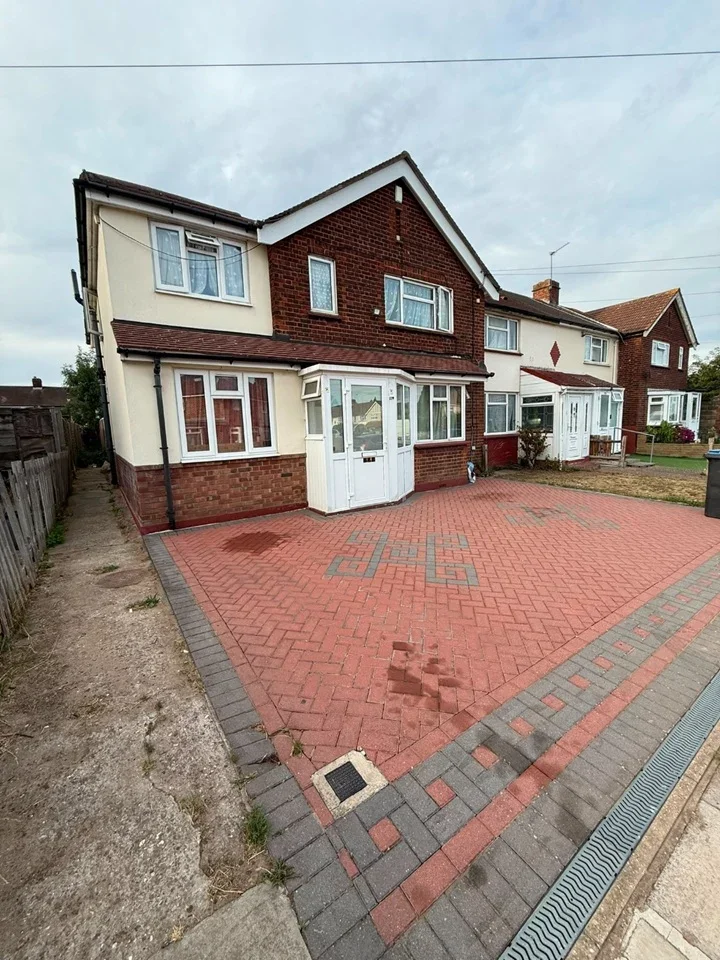 House Stoneleigh Avenue in Greater London