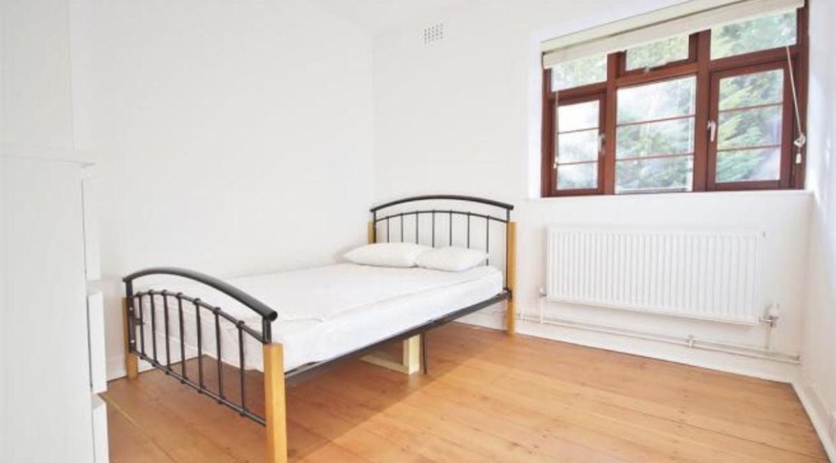 Flat Poynders Gardens in Greater London