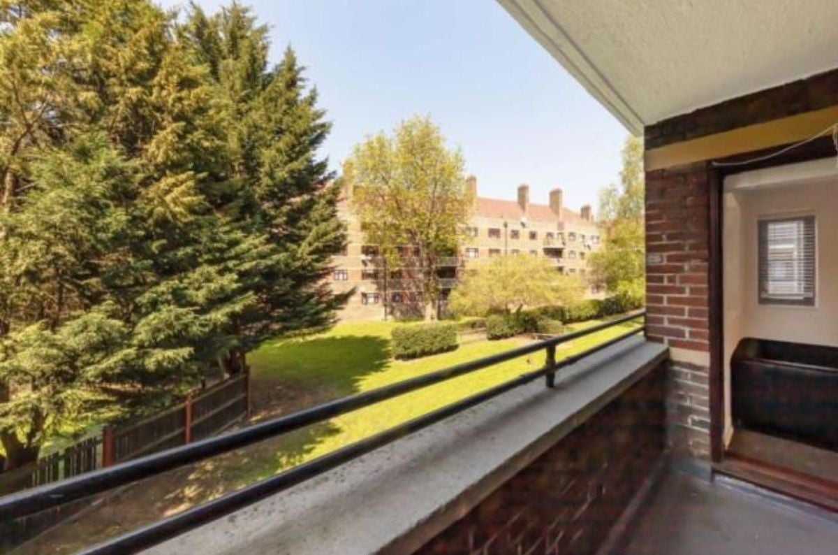 Flat Poynders Gardens in Greater London