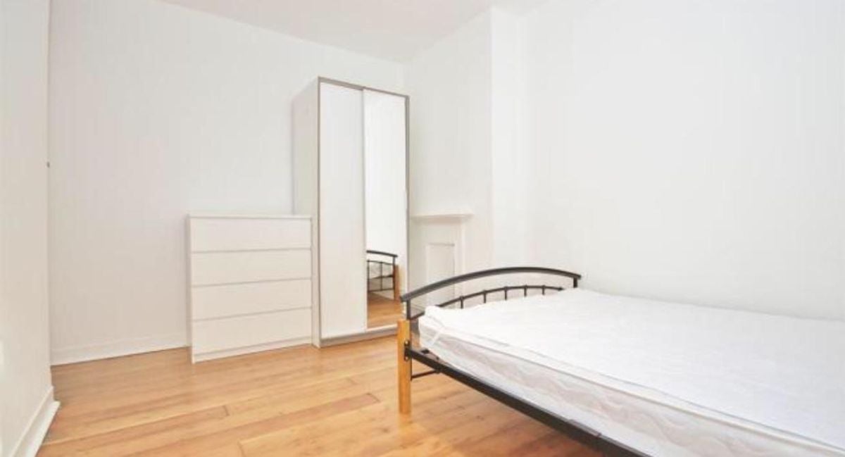 Flat Poynders Gardens in Greater London