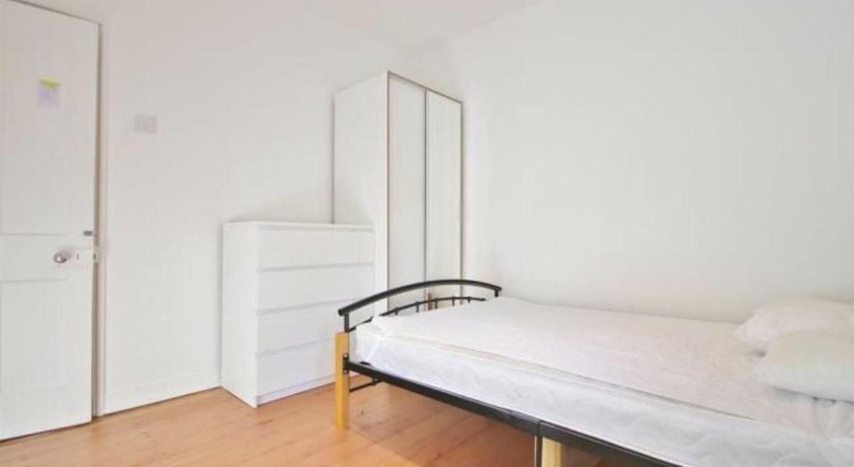 Flat Poynders Gardens in Greater London